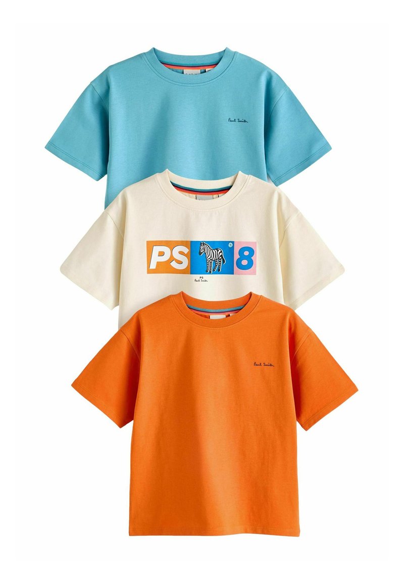 Tre t-shirt a maniche corte: una turchese, una crema con una grafica blu e arancione, e una arancione. Materiale in morbido cotone.