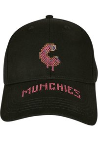 Fekete baseball sapka, színes "C" mintával és rózsaszín hímzett "MUNCHIES" felirattal. Az anyag sima tapintású, jól formázott.