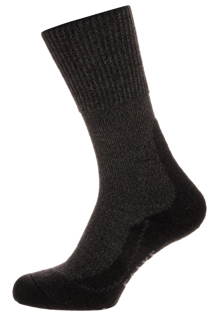 Calcetines negros con relieve, hechos de una tela texturada. Largo hasta la mitad de la pantorrilla, con puntera y talón reforzados, presentando un acabado suave.