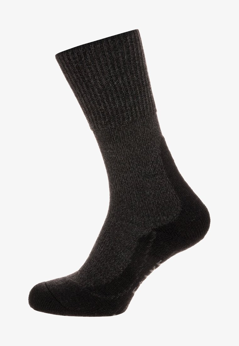 Schwarze, gerippte Socken aus strukturiertem Stoff. Mittlere Knöchellänge mit verstärkter Spitze und Ferse, mit einer glatten Oberfläche.