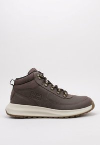 Zapato de senderismo de media altura en cuero marrón oscuro, con ojetes de metal, cuello acolchado, acentos texturizados y una suela de goma blanca.