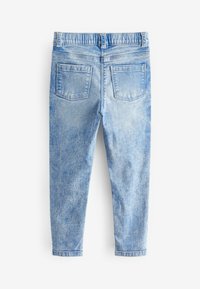 Ljusblå denimjeans med mjuk textur, elastisk midja, raka ben och två bakfickor.