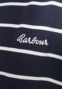 Granatowa koszulka z białymi poziomymi paskami, wykonana z miękkiego materiału, z haftowanym logo "Barbour" w białym kolorze na piersi.
