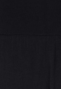 Tessuto a coste nero con un design aderente. La texture è liscia con linee verticali. Il materiale appare elastico e leggero.