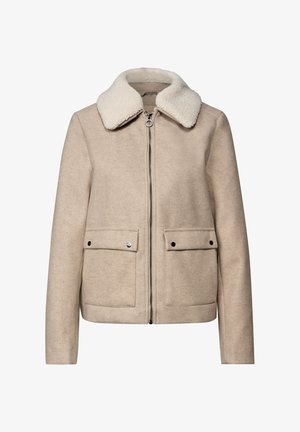 Giacca in misto lana beige con colletto in shearling, zip frontale e due tasche a pattina. Presenta una texture liscia e un design strutturato.