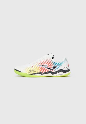 Chaussure de sport blanche avec des rayures diagonales colorées, des accents noirs et bleus sarcelle, et une semelle jaune vibrante ; tige texturée pour une bonne prise et un bon soutien.
