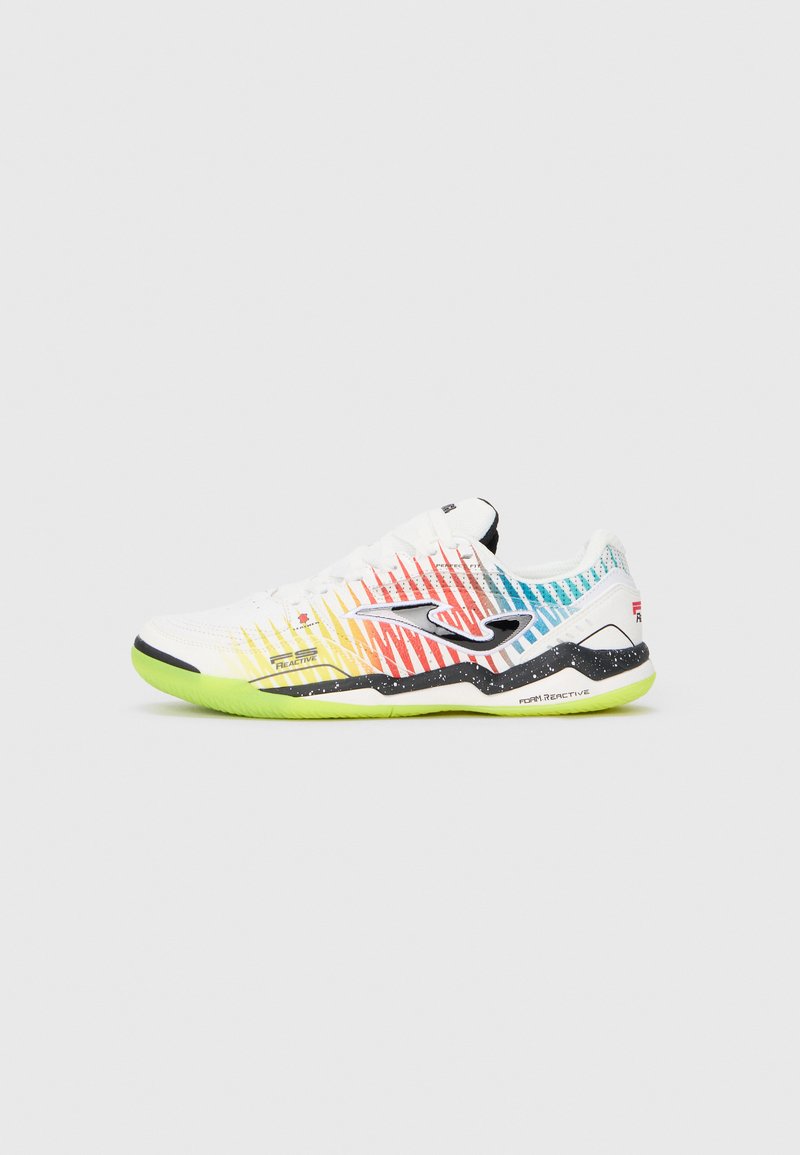 Witte sportieve schoen met kleurrijke diagonale strepen, zwarte en teal accenten, en een levendige gele zool; gestructureerde bovenkant voor grip en ondersteuning.