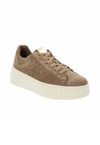 Zapatillas de ante marrón con suela blanca gruesa, cordones marrones a través de ojetes de metal y logo sutilmente grabado en el costado.