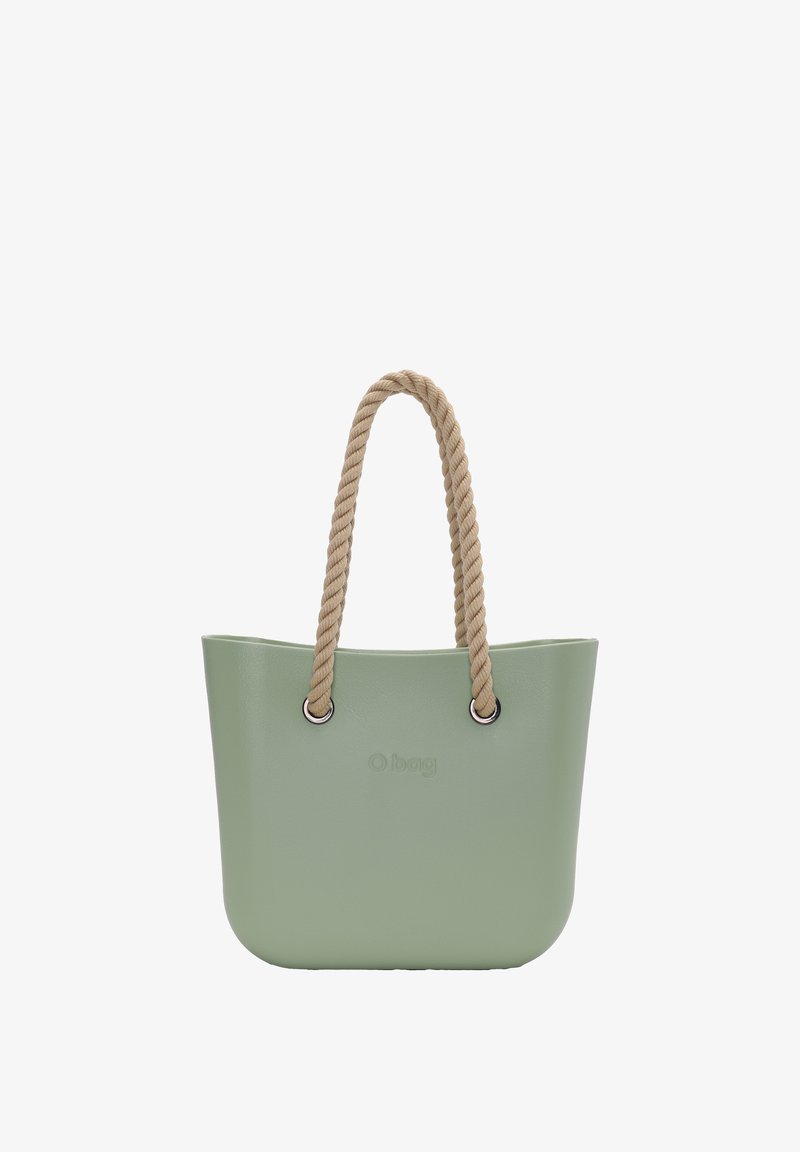Bolsa tote de plástico suave y verde con forma estructurada, con asas de cuerda trenzada beige y detalles de hardware en plata. Logo de O bag grabado.