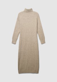 Robe en tricot beige avec un col roulé haut et des manches longues, présentant une coupe ample et des poignets côtelés. Texturé doux et design long au sol.