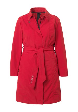 Rød, bælteholdt trench coat lavet af vandafvisende stof. Har en kravehalssnit, frontknapper og sidelommer. Glat texture.