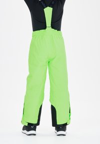 Pantaloni da sci impermeabili verdi con bretelle regolabili, vita elastica, aperture laterali e dettagli neri all'orlo e ai polsini.