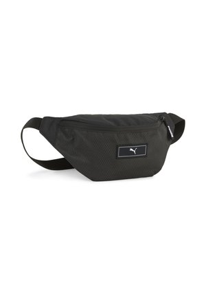 Crni najlon bum bag s teksturiranom površinom, zatvaranjem na zip, podesivim remenom i bijelim logom na prednjoj strani.