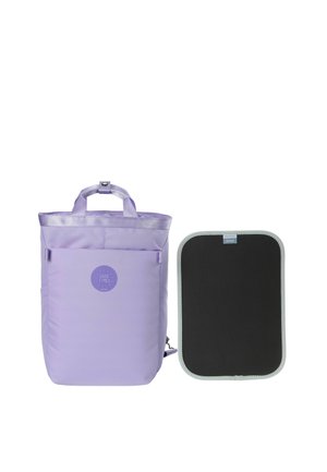 Zaino lavanda con logo "Good Times" accanto a un cuscino rettangolare nero con bordatura grigia su sfondo bianco.