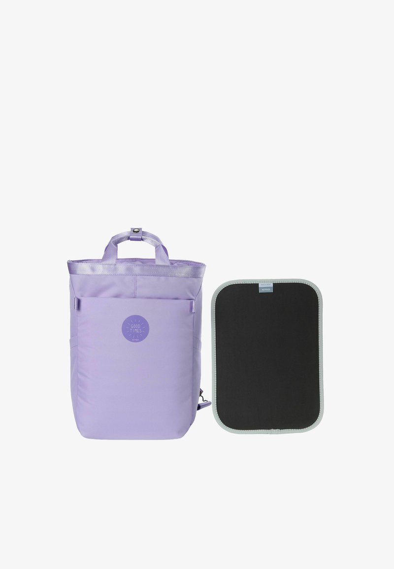 Sac à dos lavande avec le logo « Good Times » à côté d'un coussin de siège rectangulaire noir avec bordure grise sur fond blanc.