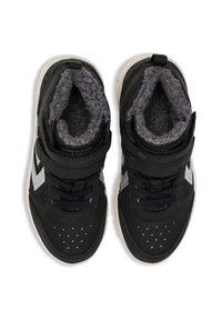 Sorte høj-top sneakers med velcrorem og snørebånd, med grå foring, syningsdetaljer og en hvid sål med perforeringer.