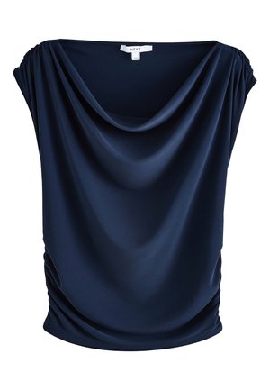 Tamsiai mėlynas trumpomis rankovėmis viršus su drapiruota apskrita apykakle. Yra surinktos peties detalės ir šoninė raukšlė dėl papildomos tekstūros. Lygus, tamprus audinys.