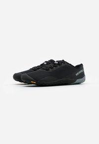 Un paio di scarpe sportive Merrell nere con tomaia in rete, suole Vibram e accenti grigi sul tallone, presentate su uno sfondo bianco.