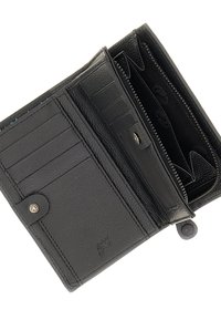 Portafoglio in pelle nera con diverse fessure per carte, una sezione con zip e una chiusura a scatto. Superficie texture con logo del marchio impresso.