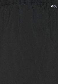 Svarta shorts i lättviktsmaterial med elastiskt midjeband, med en slät textur och minimalistic design.