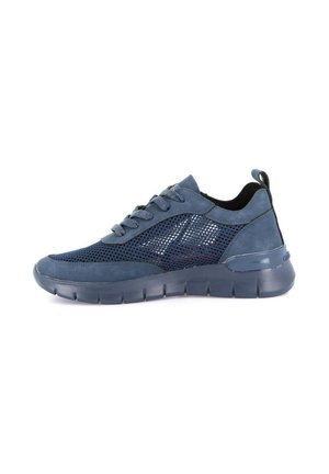 Sneaker blu navy con pannelli laterali in mesh, chiusura frontale con lacci, colletto imbottito e suola in gomma spessa e segmentata per uso casual.