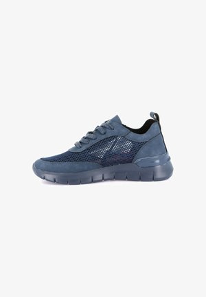 Sneaker blu navy con pannelli laterali in mesh, chiusura frontale con lacci, colletto imbottito e suola in gomma spessa e segmentata per uso casual.