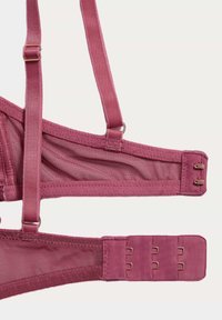 Podprsenka Bordeaux s nastavitelnými ramínky, síťovinovými košíčky a zapínáním na háček a oko s třemi možnostmi nastavení. Materiál má jemný, texturovaný povrch.