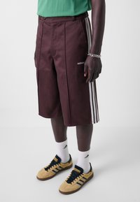 adidas Originals Shorts - shadow brown