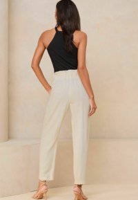 Lipsy BELTED SMART REGULAR  - Tygbyxor - cream