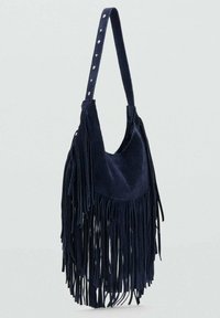 Borsa in suede blu navy con dettagli frangiati, corpo curvo e tracolla lunga adornata da borchie d'argento per un trasporto sicuro.
