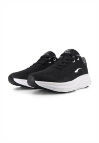 Ett par svarta andningsbara mesh löparskor med vita sulor och snörning, vinklade till höger mot en vit bakgrund.