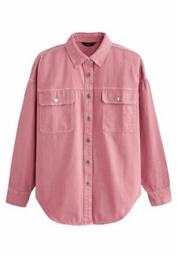 Camisa de mezclilla rosa con cuello, cierre de botones en la parte delantera, dos bolsillos en el pecho y mangas largas, con botones plateados y un dobladillo curvado.