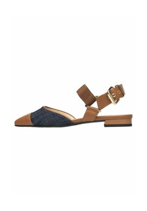 Brun og marineblå to-tonet flad sandal med spids tå, denim-overdel og en brun ankelrem med en guld spænde detaljer.