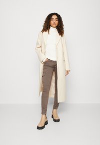 ONLY ONLMISSOURI PANT - Pantalones cargo - brown