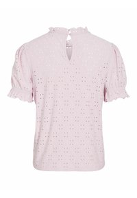 Blouse rose clair à manches courtes avec motif ajouré, bords froncés aux manches et au col, et petite ouverture en forme de goutte au dos avec bouton.