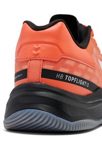 Oranje sportshoe met zwarte accenten, textuurgeweven bovenkant, stabiele zwarte zool en gemarkeerde branding op de hiel en zijkant voor extra grip.
