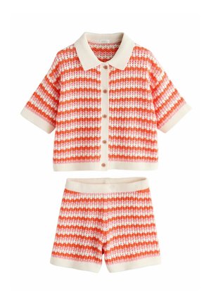 Set din două piese din tricot, format din top cu mâneci scurte și nasturi și pantaloni scurți asortați, cu dungi în portocaliu, roz și crem.