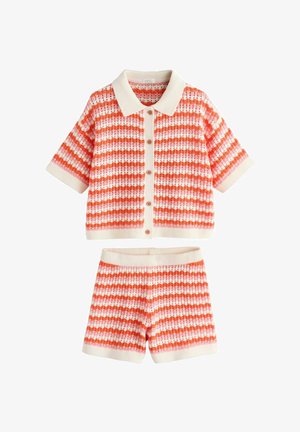 Dvodelni pleten komplet z zgornjim delom s kratkimi rokavi na gumbe in ujemajočimi kratkimi hlačami v oranžno, roza in krem vzorcu s črtami.