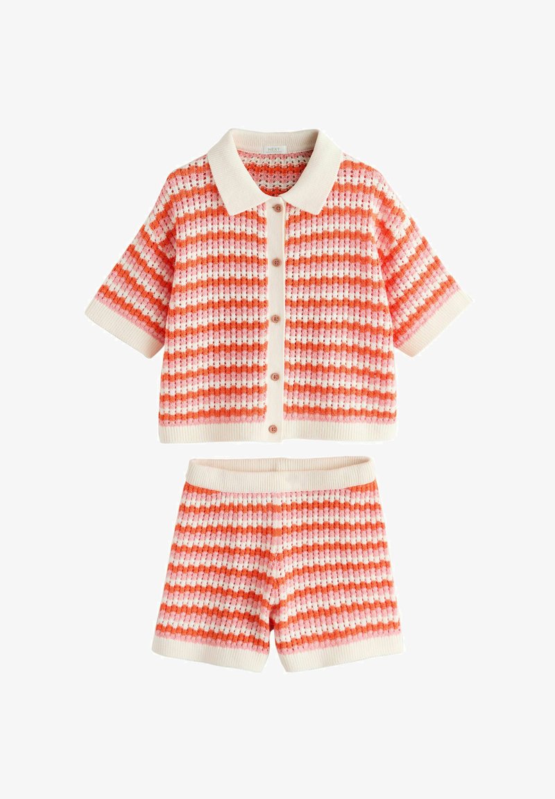 Dvodelni pleten komplet z zgornjim delom s kratkimi rokavi na gumbe in ujemajočimi kratkimi hlačami v oranžno, roza in krem vzorcu s črtami.