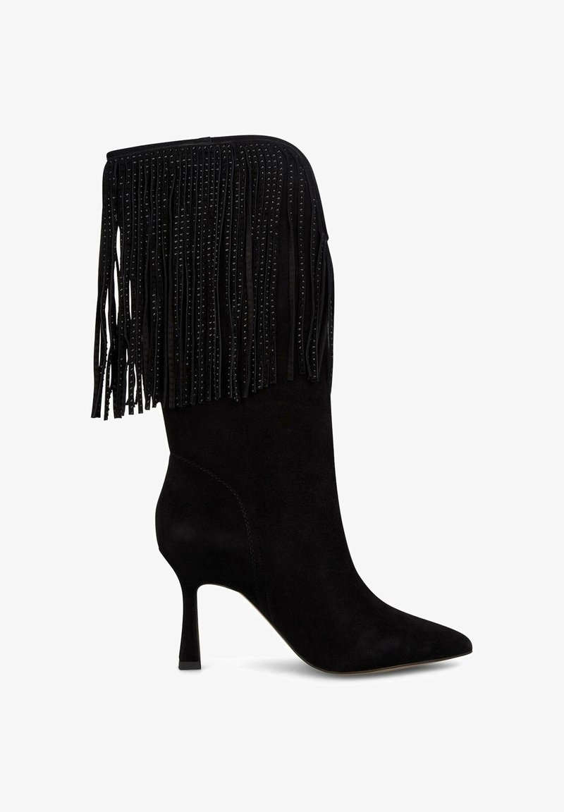 Stivale alla caviglia in suede nero con punta affilata, tacco a stiletto e dettagli in frange sulla parte superiore, con perline per una maggiore texture.