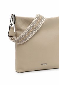 Borsa in pelle beige con finitura texture, dotata di una tracolla intrecciata in tonalità crema e marrone, e una placca logo in argento.