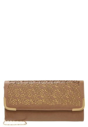 Clutch de imitación de cuero marrón con intricado diseño de corte floral, acento en hardware dorado y una correa de cadena desmontable. Forma rectangular.