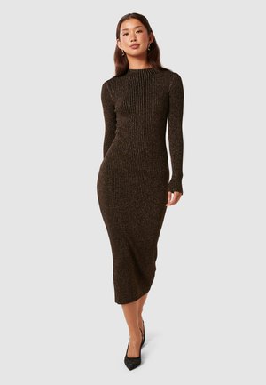 Rippenbraunes Midi-Kleid mit langen Ärmeln und rundem Halsausschnitt. Textil mit metallischen Fäden, figurbetonte Silhouette, die die Form betont.