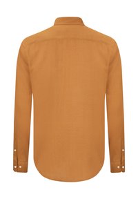 Camisa de manga larga de tejido naranja, con cuello puntiagudo, puños abotonados y dobladillo curvado con una textura suave.