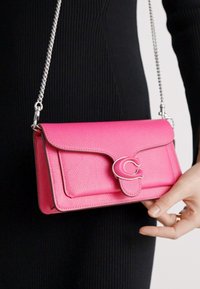 COACH COVERED CLOSURE TABBY CHAIN - Torba čez telo - dragonfruit