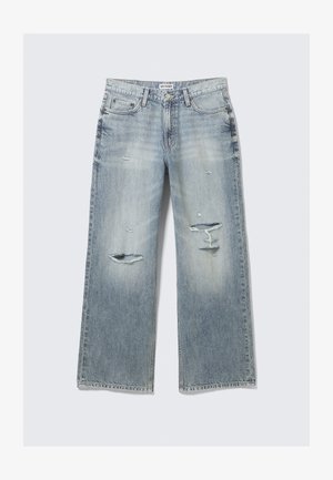 Világoskék, széles szárú farmernadrág, amely denim anyagból készült, kopott részletekkel és több szakadt résszel. Klasszikus, öt zsebes kialakítás látható varrással.