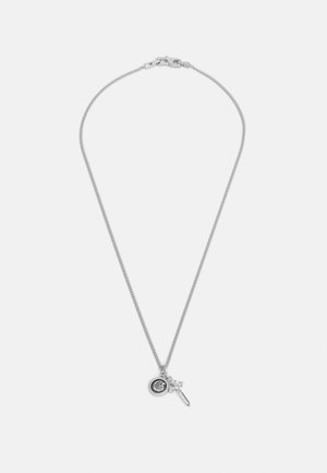 Sølv halskæde med en rund vedhæng med et logo og en nøglecharms, prydet med en lille ædelsten. Slankt og minimalistisk design.