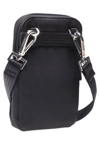 Svart nylon crossbody-väska med dragkedjestängning, med silverfärgad hårdvara, avtagbar rem och en kompakt rektangulär form.