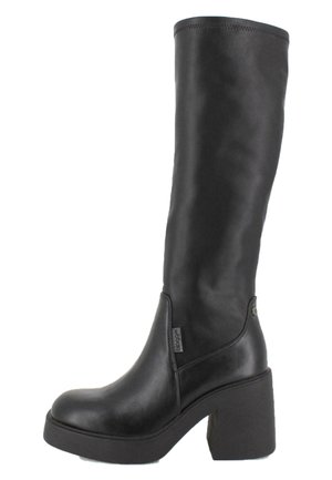 Botas de cuero negras hasta la rodilla con puntera redonda, tacón de plataforma grueso y textura suave. Detalle del logotipo en el lado cerca del tobillo.