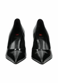 Pumps nere in vernice con tacco alto, punta affilata e un design elegante e minimalista. La soletta interna presenta il logo del marchio in argento.